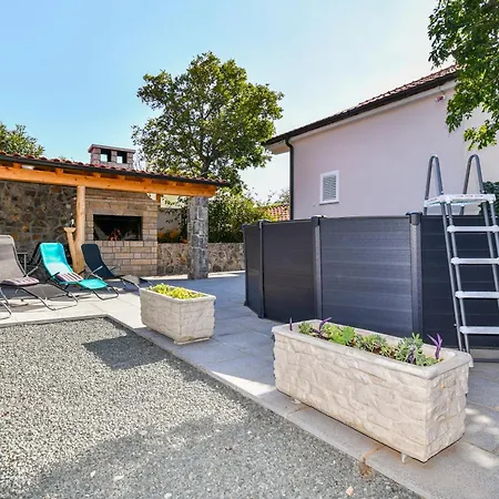 Lavanda Sa Bazenom I Okucnicom 4* Apartman