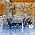 Lavanda Sa Bazenom I Okucnicom 4* Apartment *