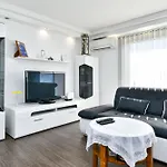 Lavanda Sa Bazenom I Okucnicom 4*
