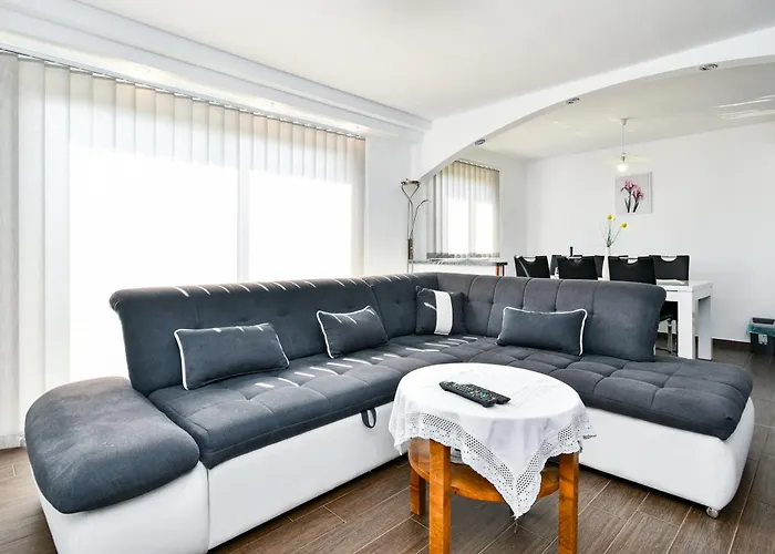 Lavanda Sa Bazenom I Okucnicom 4* アパート *